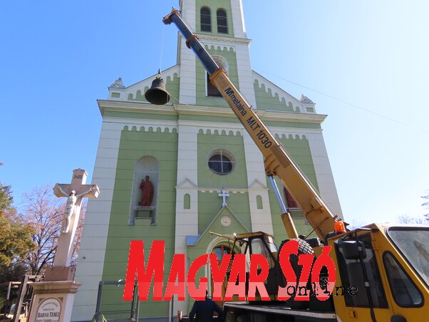 A nagyharangot autódaru emelte be a templomtoronyba (Fotó: Csincsik Zsolt) A nagyharangot autódaru emelte be a templomtoronyba (Fotó: Csincsik Zsolt)