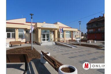 A két éve felújított moholi kultúrotthon előtt februárban fejezték be a térrendezést (Csincsik Zsolt felvétele) A két éve felújított moholi kultúrotthon előtt februárban fejezték be a térrendezést (Csincsik Zsolt felvétele)