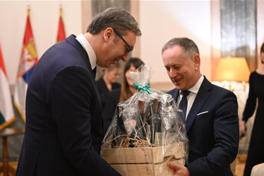 Magyar József átadja Orbán ajándékát (Fotó: Instagram)