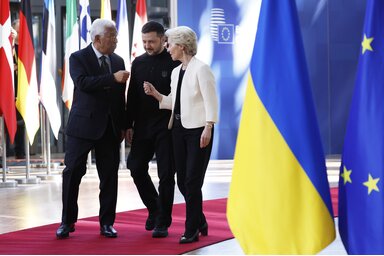 Antonio Costa, Volodimir Zelenszkij és Ursula von der Leyen érkezőben a csúcstalálkozóra (Fotó: Beta)