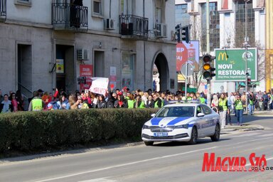 A tanárokat támogató sétán több száz fiatal vett részt / Benedek Miklós felvétele