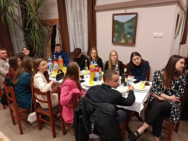 A vendégek kiszolgálását a családok kiskamaszai és ifjúi végezték (Kazinczy Paszterkó Diana) A vendégek kiszolgálását a családok kiskamaszai és ifjúi végezték (Kazinczy Paszterkó Diana)