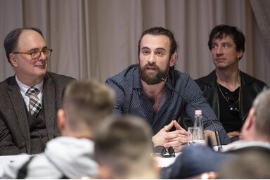 Káel Csaba kormánybiztos, a Hunyadit játszó Kádár L. Gellért és Laurence Rupp színművész (Fotó: MTI)
