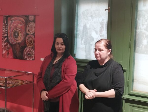 Janovics Erika és Ninkov K. Olga a kiállításmegnyitón (Lukács Melinda) Janovics Erika és Ninkov K. Olga a kiállításmegnyitón (Lukács Melinda)