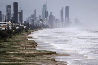 Az érkező vihar gerjesztette hullámok máris elmosták a Gold Coast strandjait (Fotó: AFP/Getty Images/CNN)