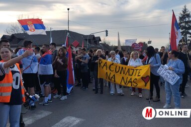 A nagykikindaiakat és a törökbecseieket a körforgalomnál, illetve az Újvidéki és a Pionír utca kereszteződésében várták be (Fotó: Kancsár Izabella)