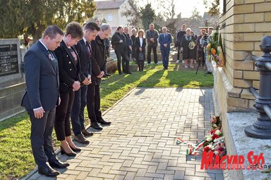 A törökkanizsai VMSZ nevében Ótott Róbert, Jerasz Anikó, Újhelyi Nándor és Jaksa Róbert koszorúztak (Fotó: Gergely Árpád)