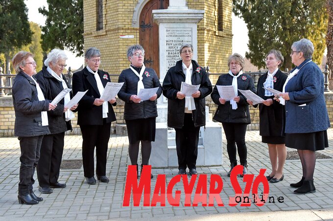 A Tiszagyöngye Művelődési Egyesület asszonykórusa (Fotó: Gergely Árpád) A Tiszagyöngye Művelődési Egyesület asszonykórusa (Fotó: Gergely Árpád)