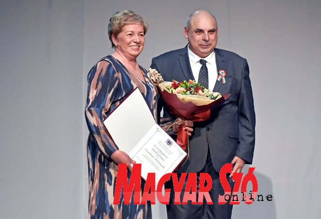 Veslinov Ibolya Sors Róberttől vehette át az elismerést (Fotó: Gergely Árpád felvétele) Veslinov Ibolya Sors Róberttől vehette át az elismerést (Fotó: Gergely Árpád felvétele)