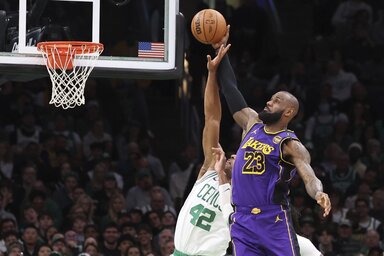 LeBron James (jobbról) a meccs után elmondta, nem különösebben aggódik a sérülés miatt (Fotó: Beta/AP)
