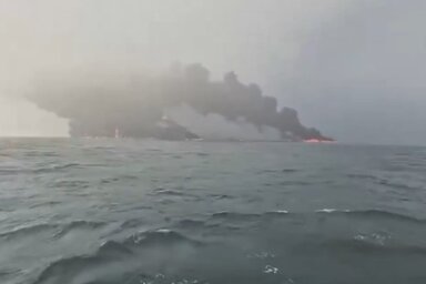 Az olajszállító hajó az ütközés következtében kigyulladt (Fotó: Screenshot/BNONews/X)