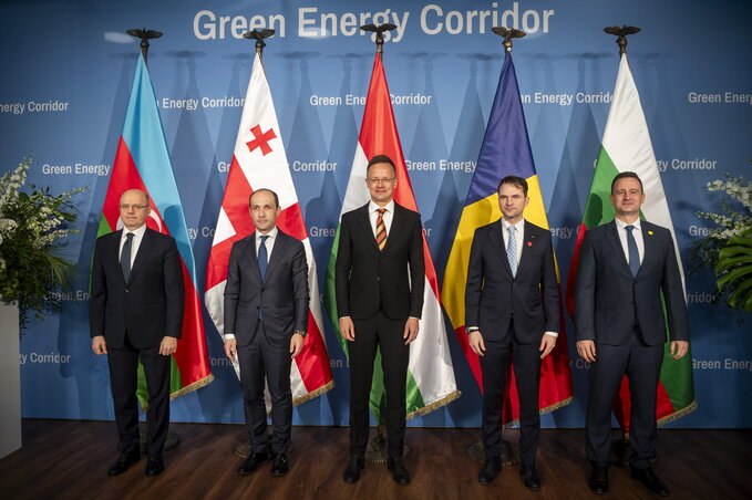 Parviz Shahbazov azerbajdzsáni energiaügyi miniszter, Levan Davitasvili georgiai miniszterelnök-helyettes és gazdasági miniszter, Szijjártó Péter külgazdasági és külügyminiszter, Sebastian Ioan Burduja román energiaügyi miniszter és Zsecso Sztankov bolgár energiaügyi miniszter (Fotó: MTI) Parviz Shahbazov azerbajdzsáni energiaügyi miniszter, Levan Davitasvili georgiai miniszterelnök-helyettes és gazdasági miniszter, Szijjártó Péter külgazdasági és külügyminiszter, Sebastian Ioan Burduja román energiaügyi miniszter és Zsecso Sztankov bolgár energiaügyi miniszter (Fotó: MTI)
