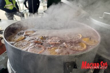 Gőzölgő forralt bor csalogatta a farsangolókat, a narancs és fűszerek illata betöltötte a temerini piactért (Fotó: Vámos Arbold)