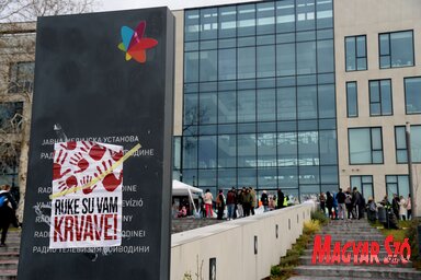 Tüntető egyetemisták a Vajdasági RTV épületénél