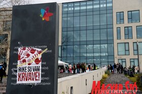 Tüntető egyetemisták a Vajdasági RTV épületénél