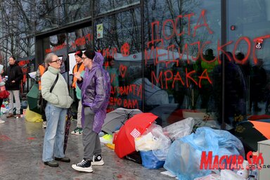 A Vajdasági Rádió és Televízió épületébe bejutni nem, csak kijutni lehetett (Fotó: Dávid Csilla)