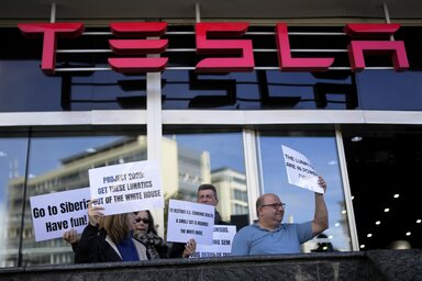 A Tesla körül egyre sűrűsödik a vihar (Fotó: Beta/AP)