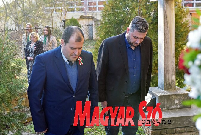 A Kárász család sírboltjánál Fejsztámer Róbert, Magyarkanizsa polgármestere és Újvári Zsombor, a képviselő-testület elnöke is fejet hajtott (Gergely Árpád felvétele) A Kárász család sírboltjánál Fejsztámer Róbert, Magyarkanizsa polgármestere és Újvári Zsombor, a képviselő-testület elnöke is fejet hajtott (Gergely Árpád felvétele)