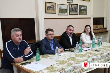 Balról jobbra: Brasnyó Nándor, a VMSZ helyi szervezetének elnöke, dr. Molnár Viktor, Tóbiás József és Csévári Ágnes falugazdász (Fotó: Paraczky László felvétele)