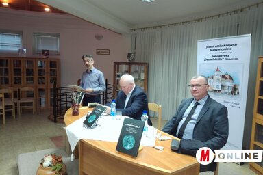 Bús Csaba könyvtárigazgató, Hajnal Jenő és Molnár Tibor a könyvbemutatón (Fotó: Bajić Jenei Klementina felvétele)