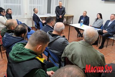 Megtelt a Petőfi könyvtárterme (Fotó: Kecskés István)