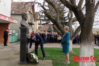 Kerekes József és Kovács Elvira koszorúzott (Fotó: Kecskés István)