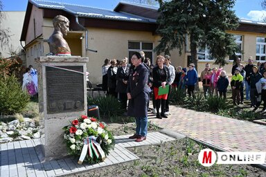 Az MNT nevében Varjú Potrebity Tatjana koszorúzta meg Petőfi Sándor szobrát / Molnár Edvárd felvétele