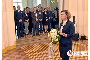 Burány Hajnalka elhelyezi az önkormányzat koszorúját (Gergely Árpád felvétele)