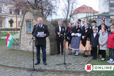 Molnár Tibor ünnepi beszéde az adai Damjanich-emlékműnél (Fotó: Csincsik Zsolt) Molnár Tibor ünnepi beszéde az adai Damjanich-emlékműnél (Fotó: Csincsik Zsolt)