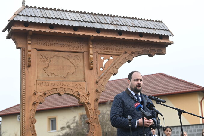 Nacsa Lőrinc, a Miniszterelnökség nemzetpolitikáért felelős államtitkára beszédet mond a székely szabadság napja alkalmából tartott megemlékezésen a XVI. kerületi Csíkszentmihály téren álló székelykapunál 2025. március 10-én (Fotó: MTI/Bruzák Noémi) Nacsa Lőrinc, a Miniszterelnökség nemzetpolitikáért felelős államtitkára beszédet mond a székely szabadság napja alkalmából tartott megemlékezésen a XVI. kerületi Csíkszentmihály téren álló székelykapunál 2025. március 10-én (Fotó: MTI/Bruzák Noémi)