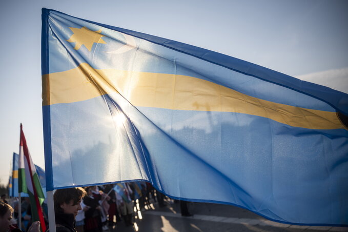 Székely zászló a székely szabadság napja alkalmából tartott megemlékezésen, a budapesti Hősök terén 2025. március 9-én (Fotó: MTI/Balogh Zoltán) Székely zászló a székely szabadság napja alkalmából tartott megemlékezésen, a budapesti Hősök terén 2025. március 9-én (Fotó: MTI/Balogh Zoltán)