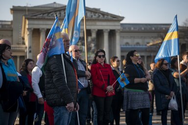 Résztvevők vonulnak a székely szabadság napja alkalmából tartott ünnepi megemlékezésen Marosvásárhelyen 2025. március 10-én (Fotó: MTI/Kiss Gábor)