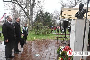 Juhász Bálint és dr. Pásztor Bálint tisztelegnek Kossuth Lajos szobra előtt Bácskossuthfalván (Ótos András felvétele)