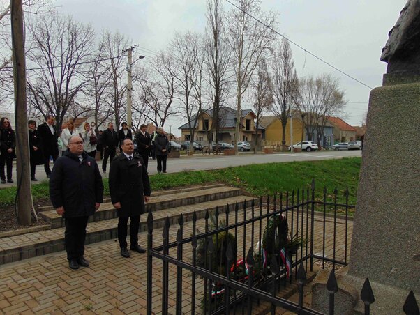 A Magyar Nemzeti Tanács nevében Fremond Árpád, az MNT elnöke és Hugyik Richárd, a MNT Végrehajtó Bizottságának elnöke koszorúzott (Vidács Hajnalka felvétele) A Magyar Nemzeti Tanács nevében Fremond Árpád, az MNT elnöke és Hugyik Richárd, a MNT Végrehajtó Bizottságának elnöke koszorúzott (Vidács Hajnalka felvétele)