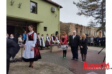 Elsőként a rendezvény szervezői, a Petőfi iskola, a Petőfi kultúrkör és az Óbecsei Népkönyvtár képviselői koszorúzták meg a Petőfi-szobrot (Kancsár Izabella felvétele)