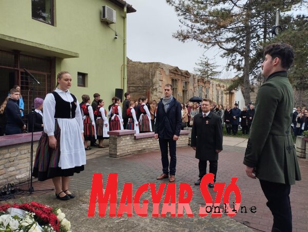 Óbecsén a Vajdasági Magyar Szövetség nevében dr. Molnár Viktor és Fehér Szabolcs koszorúzott (Kancsár Izaballa felvétele) Óbecsén a Vajdasági Magyar Szövetség nevében dr. Molnár Viktor és Fehér Szabolcs koszorúzott (Kancsár Izaballa felvétele)