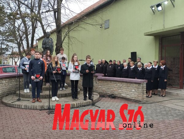 Ünnepi beszédet dr. Molnár Viktor, a VMSZ óbecsei községi szervezetének elnöke mondott (Kancsár Izabella felvétele) Ünnepi beszédet dr. Molnár Viktor, a VMSZ óbecsei községi szervezetének elnöke mondott (Kancsár Izabella felvétele)