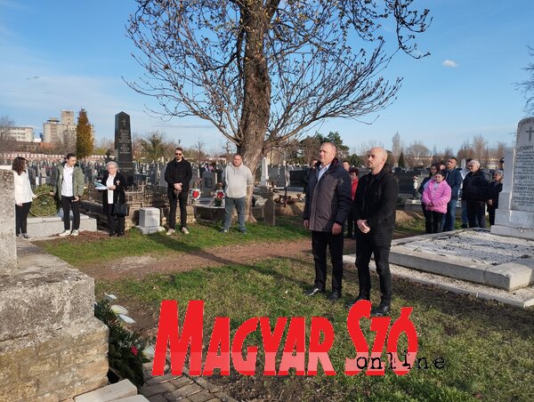 A törökbecsei megemlékezésen a VMSZ nevében Juhász Attila és Szőnyi Csongor koszorúzott. (Kancsár Izabella felvétele) A törökbecsei megemlékezésen a VMSZ nevében Juhász Attila és Szőnyi Csongor koszorúzott. (Kancsár Izabella felvétele)