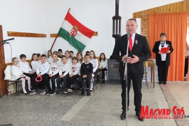 Tóbiás József ünnepi beszéde a törökfali Százszorszép-székházban (Fotó: Csincsik Zsolt)