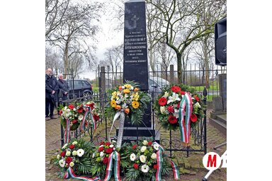 Megkoszorúzták az 1849. február 1-jén kegyetlenül kivégzett zentai áldozatoknak emléket állító márvány obelixet (Gergely Árpád felvétele)