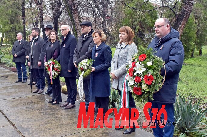 A megemlékezés alkalmával megkoszorúzták a Petőfi Sándor Általános Iskolában álló Petőfi-mellszobrot (Gergely Árpád felvétele) A megemlékezés alkalmával megkoszorúzták a Petőfi Sándor Általános Iskolában álló Petőfi-mellszobrot (Gergely Árpád felvétele)