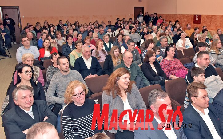 A Magyar Szó-élőújságot mindig nagy érdeklődés övezi a tordai közönség részéről (Fotó: Gergely Árpád) A Magyar Szó-élőújságot mindig nagy érdeklődés övezi a tordai közönség részéről (Fotó: Gergely Árpád)