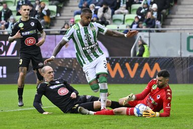 Raul Gustavo (középen) akcióban (Fotó: MTI)