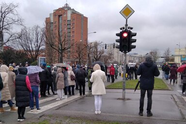 Az összegyűlt polgárok nemcsak a november 1-jei tragédia áldozataira emlékeztek, hanem a hétvégi, makedón diszkótűzben elveszettekre is (Fotó: Brankica Brankov)
