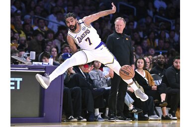 Minden Lakers-játékos odatette magát, Gabe Vincent egyik mentésének pillanata (Fotó: Beta/AP)