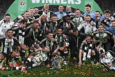 Az angol ligakupa trófeáját a Newcastle „csente el” a Liverpool elől, Szoboszlaiék az FA-kupa és a Bajnokok Ligája után újabb serlegtől estek el (Fotó: Beta/AP)