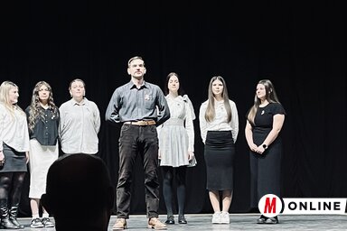 Barsi Árpád és a népdalokat éneklő lányok (Fotó: Ladišić Nóra felvétele)