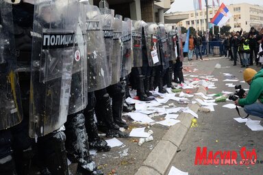 A legutóbbi ülést polgári elégedetlenség mellett tartották meg, félő, hogy ma is tüntetők várják a testület tagjait (Fotó: Dávid Csilla felvétele)