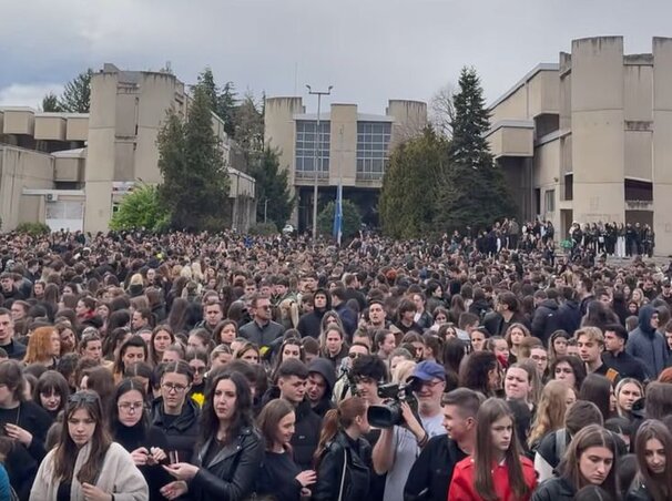 A felelősök kézre kerítését és megbüntetését követelték a szkopjei egyetemi városban tegnap összesereglettek (Fotó: printscreen/Facebook/UКIM) A felelősök kézre kerítését és megbüntetését követelték a szkopjei egyetemi városban tegnap összesereglettek (Fotó: printscreen/Facebook/UКIM)
