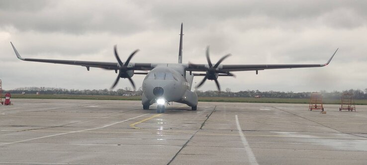 Tegnap folytatódott a segítségnyújtás és a tűzesetben sérültek evakuálása. A szerb hadsereg CASA C-295 típusú szállítógépe fedélzetén négy orvossal és négy egészségügyi technikussal indult Észak-Macedóniába, hogy újabb 12 beteget szállítson Szerbiába. Előző este a hadsereg gépével szintén 12 sérültet szállítottak hazai klinikákra (Fotó: Beta) Tegnap folytatódott a segítségnyújtás és a tűzesetben sérültek evakuálása. A szerb hadsereg CASA C-295 típusú szállítógépe fedélzetén négy orvossal és négy egészségügyi technikussal indult Észak-Macedóniába, hogy újabb 12 beteget szállítson Szerbiába. Előző este a hadsereg gépével szintén 12 sérültet szállítottak hazai klinikákra (Fotó: Beta)